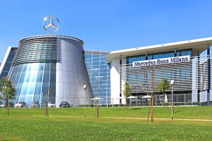 <strong>Mercedes-Benz Center<span><b>in</b>Terziario </strong><i>→</i>